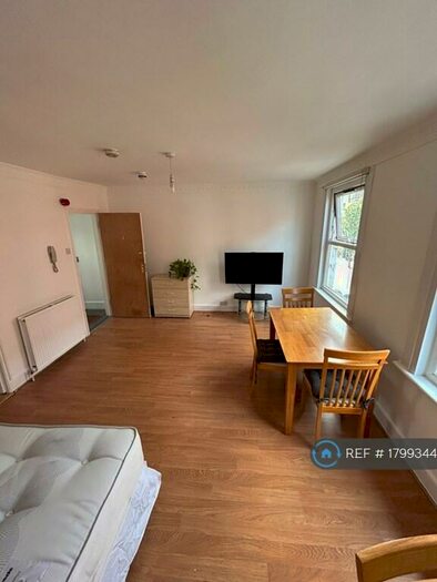 Studio To Rent In Caledonian Road, London, N7