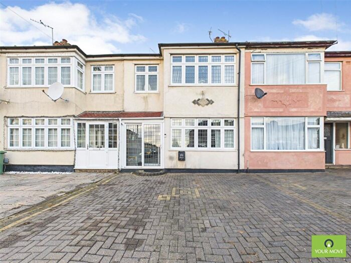 3 Bedroom Terraced House For Sale In Chestnut Avenue, Hornchurch, RM12