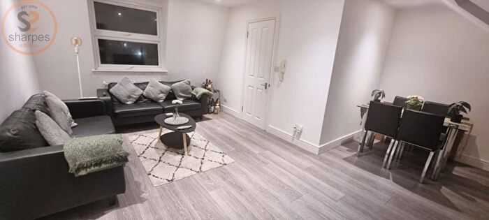 3 Bedroom Flat To Rent In Seaforth Avenue, New Malden, Surrey, KT3
