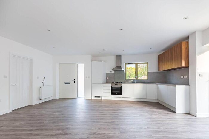 3 Bedroom House For Sale In North Circular Road, Palmers Green, N13