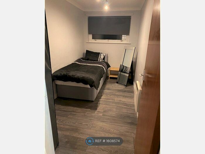 2 Bedroom Flat To Rent In Fortingall Place, Glasgow, G12