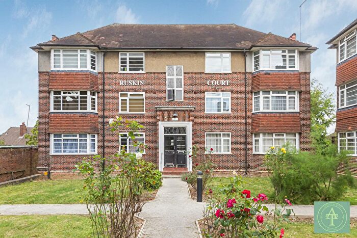 2 Bedroom Flat For Sale In Winchmore Hill Road, Winchmore Hill, London, N21