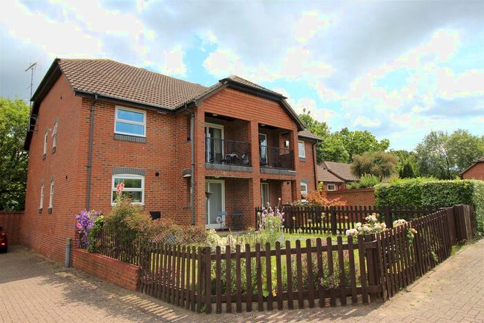 2 Bedroom Flat To Rent In Saunders Court, Bowling Green Lane, Purley On Thames, Reading, RG8