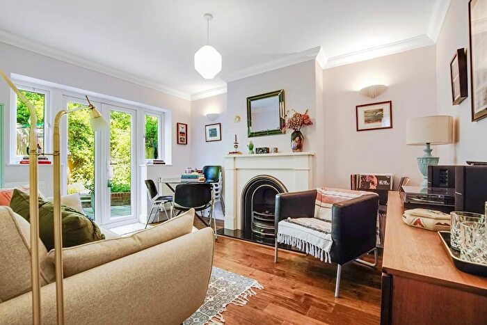 3 Bedroom Flat For Sale In Cranleigh Close, Anerley, London, SE20