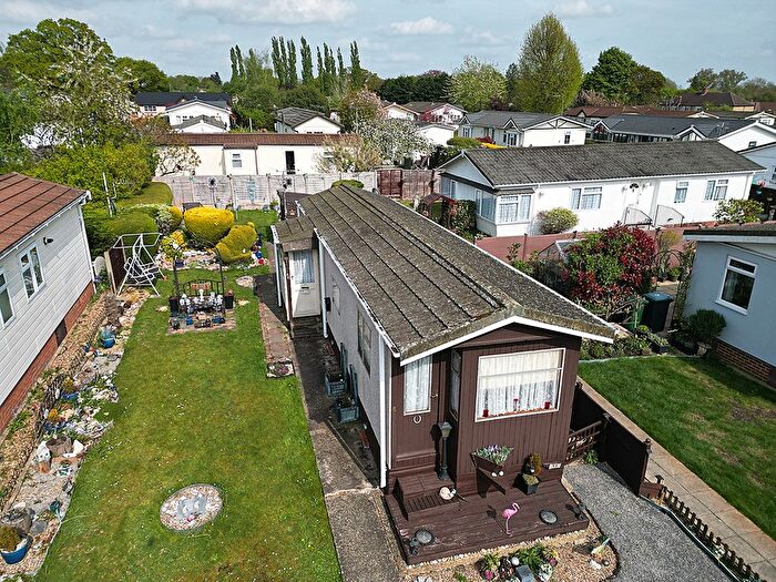 2 Bedroom Mobile/park Home To Rent In Belgrave Drive, Kings Langley, Hertfordshire, WD4