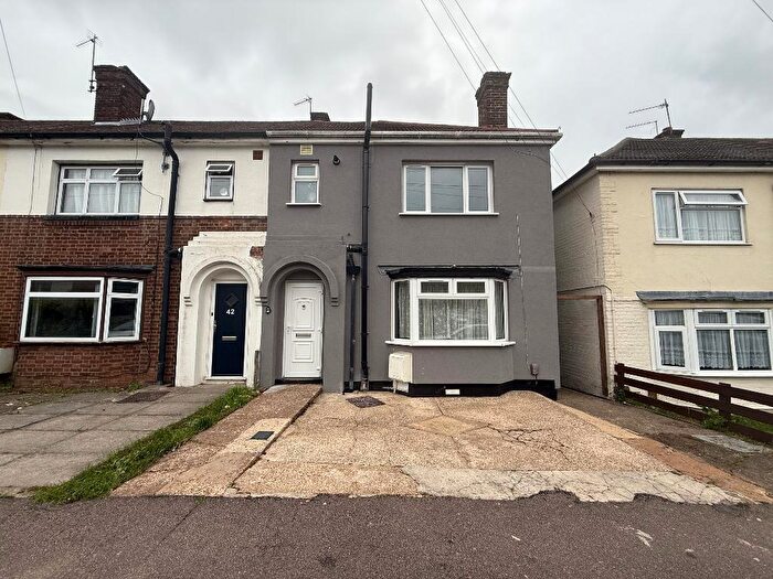 3 Bedroom Semi-Detached House For Sale In Harefield Road, Luton, Bedfordshire, LU1
