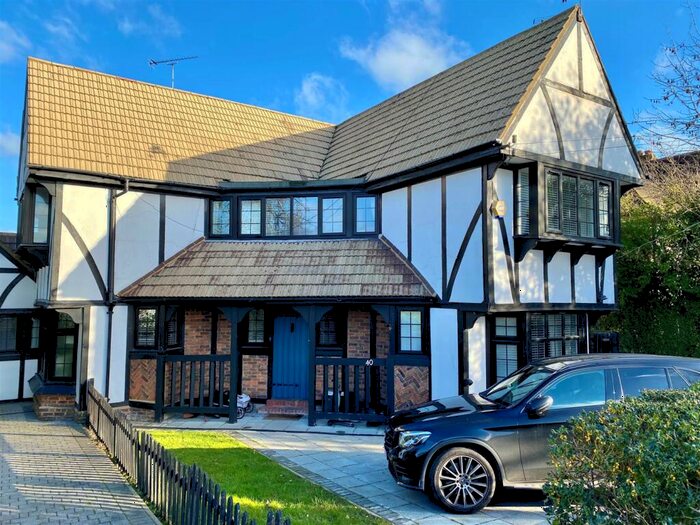 3 Bedroom Link Detached House To Rent In Manor Road, Potters Bar, EN6