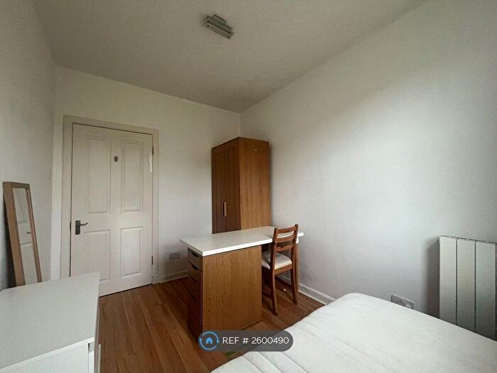 3 Bedroom Flat To Rent In Richmond Place, Edinburgh, EH8