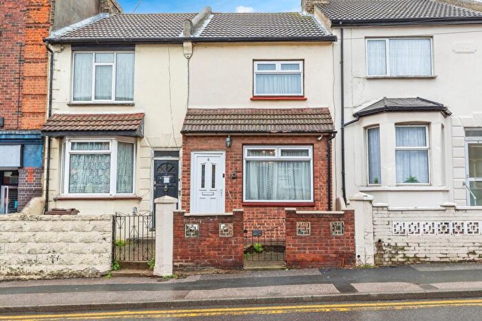 3 Bedroom Terraced House For Sale In Barnsole Road, Gillingham, Kent, ME7