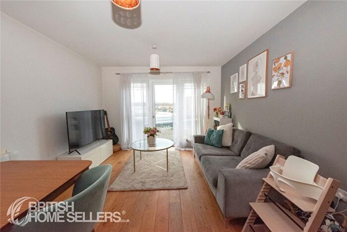 2 Bedroom Flat For Sale In Ada Walk, Oakgrove, Milton Keynes, Buckinghamshire, MK10