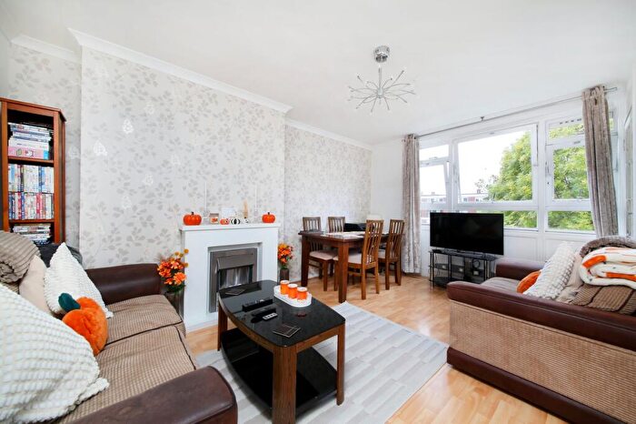 3 Bedroom Flat For Sale In Maskelyne Close, Battersea, SW11