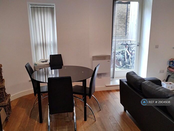 2 Bedroom Flat To Rent In Gallon House, Bradford, BD1