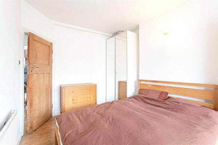 2 Bedroom Apartment To Rent In Heneage Street, Shoreditch, London, E1