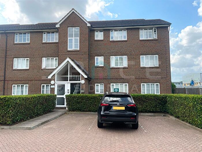 2 Bedroom Flat For Sale In Kensington Way, Borehamwood, WD6