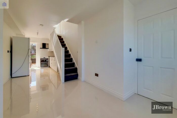 1 Bedroom Maisonette To Rent In King Henrys Drive, Croydon, Surrey CR0