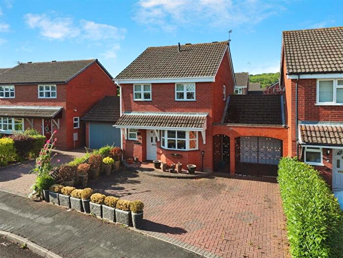 3 Bedroom Link Detached House For Sale In Pembroke Gardens, Wellesbourne, Warwick, CV35