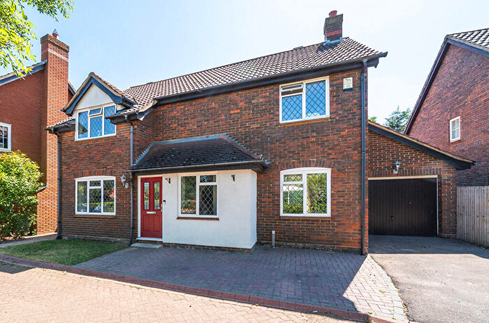 4 Bedroom Detached House For Sale In Maple Leaf Drive, Sidcup, DA15