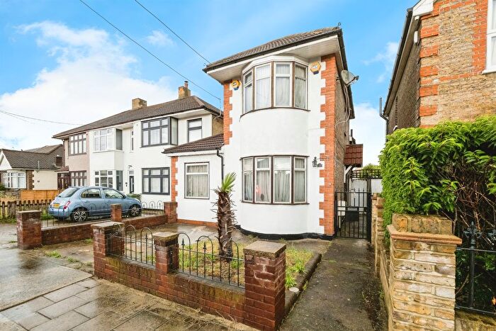 3 Bedroom Detached House For Sale In Edmund Road, Rainham, RM13