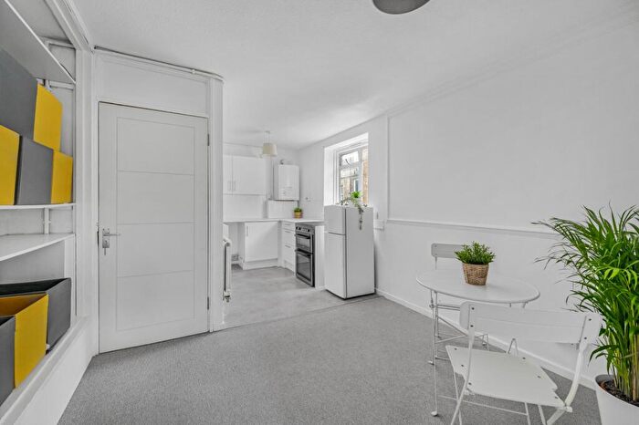 2 Bedroom Flat For Sale In Hawthorne Close, Islington, N1