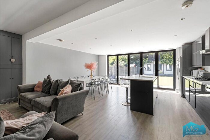 3 Bedroom Semi-Detached House For Sale In Petworth Road, London, N12