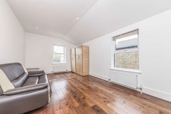3 Bedroom Flat To Rent In Morrish Road, London, SW2