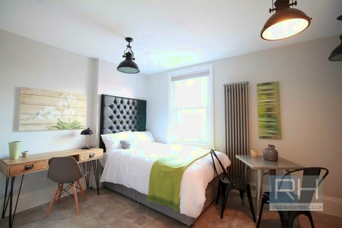 Studio To Rent In Weston Park, London, N8