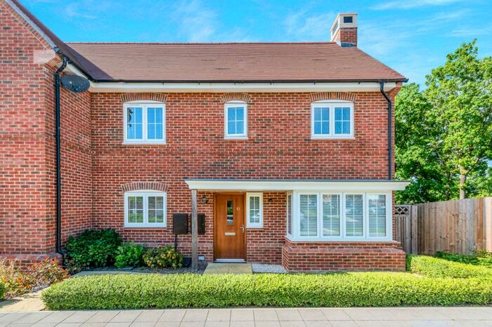 3 Bedroom Semi-Detached House To Rent In Calvert Link, Faygate, RH12