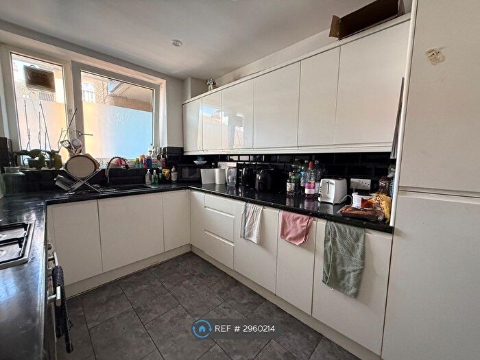 4 Bedroom Flat To Rent In Stothard House, London, E1