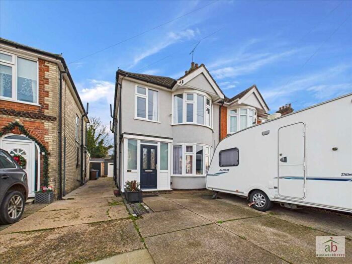 3 Bedroom Semi Detached House For Sale In Elmhurst Drive, Ipswich, IP3