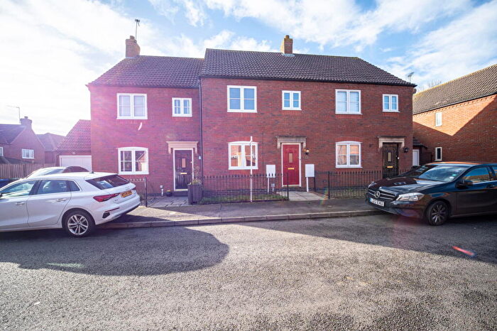 3 Bedroom Terraced House For Sale In Oxfield Park Drive, Old Stratford, Milton Keynes, MK19