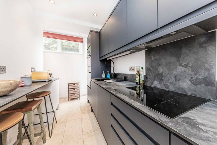 1 Bedroom Flat To Rent In Park Road, East Twickenham, TW1