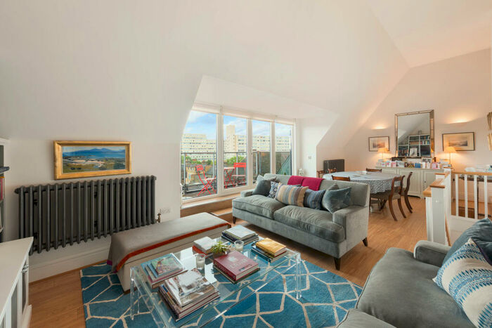 2 Bedroom Flat To Rent In Kingsway Square, SW11