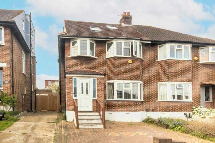 4 Bedroom Semi-Detached House To Rent In Raeburn Avenue, Surbtion, KT5