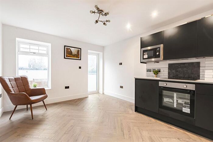 1 Bedroom Flat For Sale In Upper Richmond Road West, East Sheen, SW14
