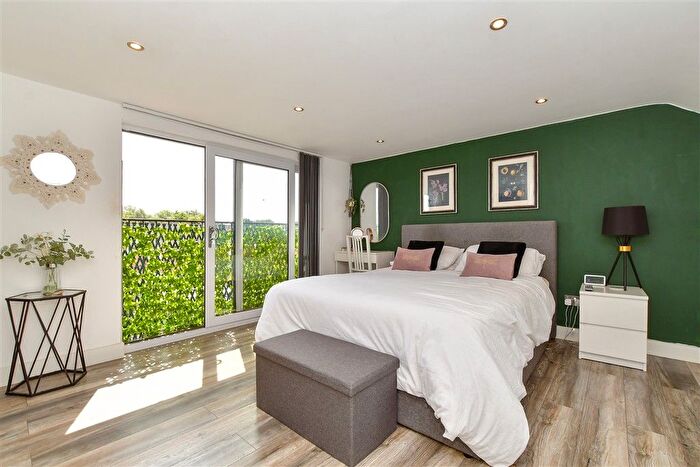 4 Bedroom Semi-detached House For Sale In Pinewood Way, Hutton, Brentwood, Essex, CM13