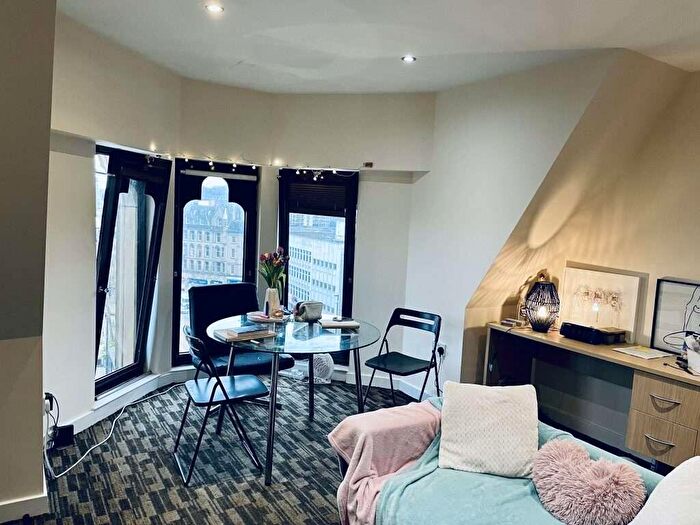1 Bedroom Flat To Rent In Flat, Gladstone Buildings, St James Row, S1