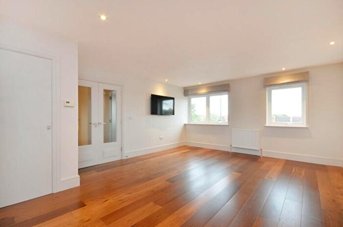 2 Bedroom Flat To Rent In Sheen Lane, Mortlake, London, SW14