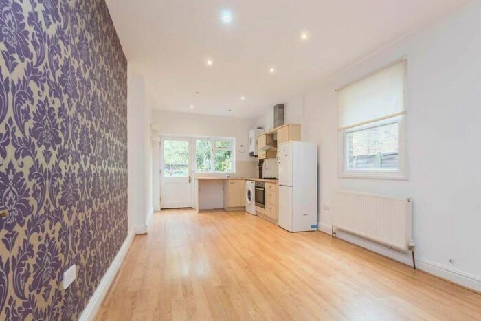 2 Bedroom Flat To Rent In Northfield Avenue, Ealing, W13