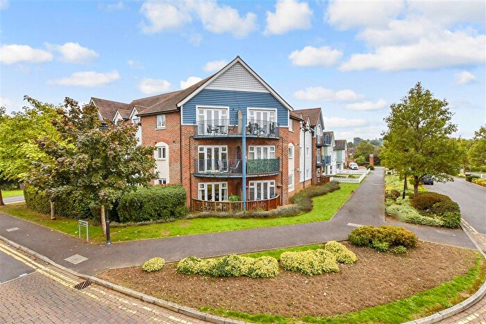 2 Bedroom Flat For Sale In The Lakes, Larkfield, Kent, ME20