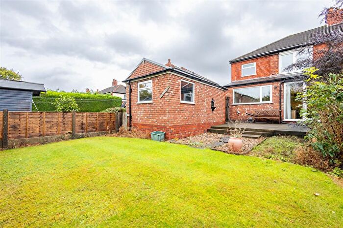 3 Bedroom Semi-Detached House For Sale In Yewlands Avenue, Leyland, PR25