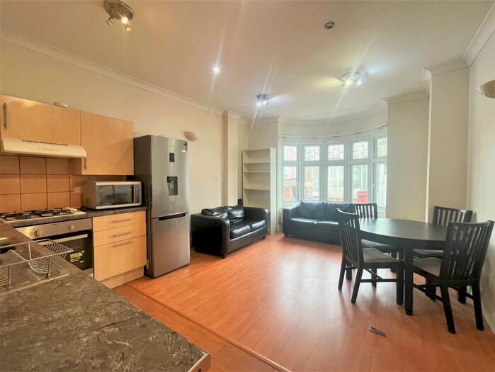 3 Bedroom Flat To Rent In Montana Road, London, SW17
