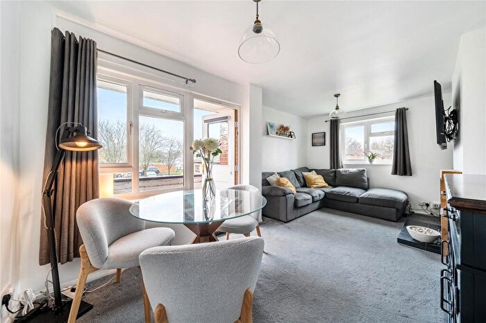 2 Bedroom Apartment For Sale In Deepfield Road, Bracknell, Berkshire, RG12