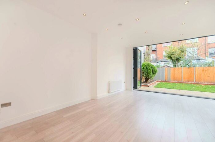 3 Bedroom Flat To Rent In Park Avenue, Willesden Green, London, NW2