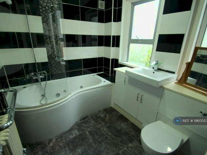 5 Bedroom Semi-Detached House To Rent In Houlditch Road, Leicester, LE2