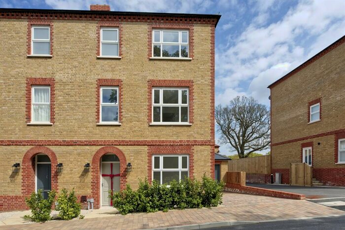 4 Bedroom Detached House To Rent In Whistler Drive, EN4