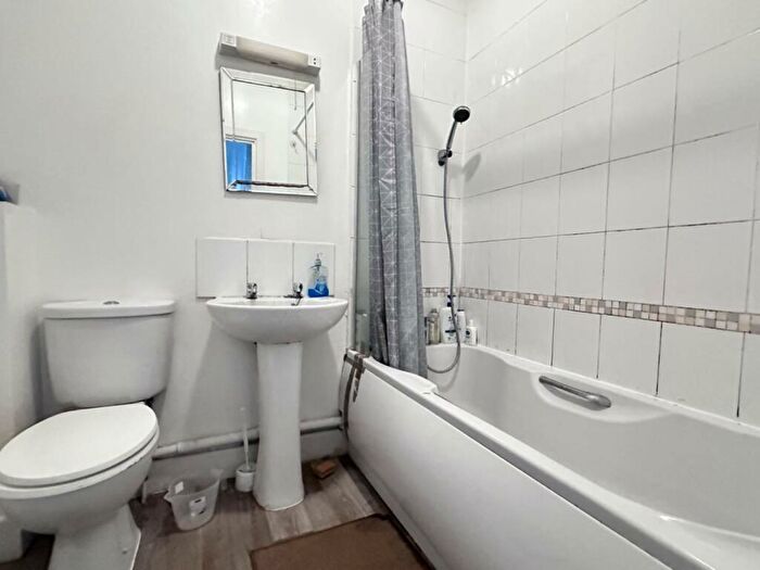 2 Bedroom Flat For Sale In Crescent Street, Weymouth, DT4