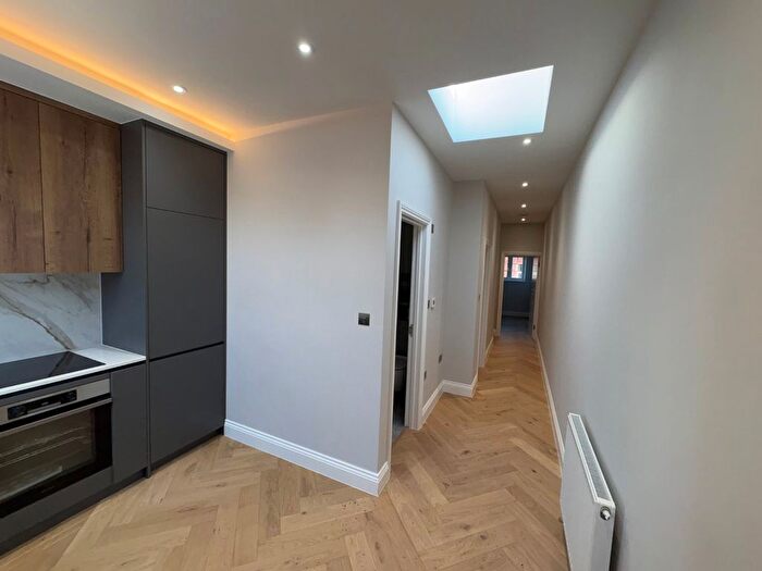 2 Bedroom Flat To Rent In Edgwarebury Lane, Edgware, HA8