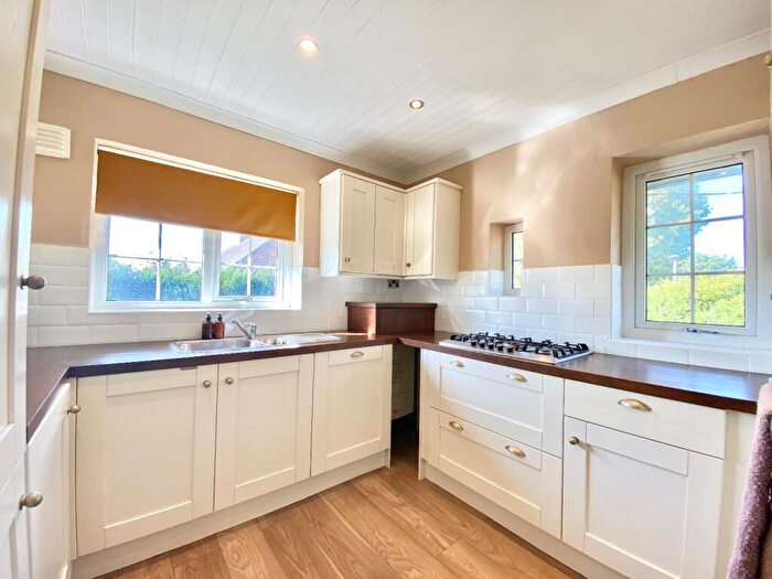 2 Bedroom Maisonette To Rent In Bay Close, Huddersfield, HD3