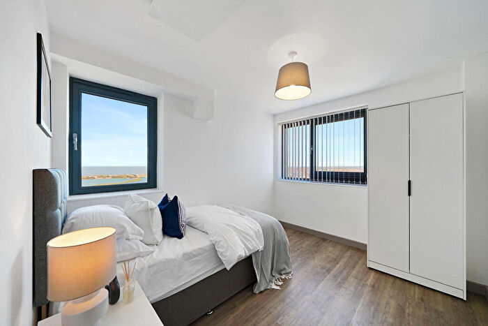 2 Bedroom Apartment To Rent In Dean House, L22