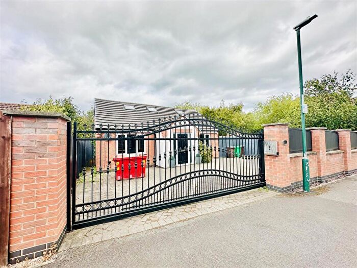 4 Bedroom Detached Bungalow To Rent In Chancery Court, Wilford, NG11